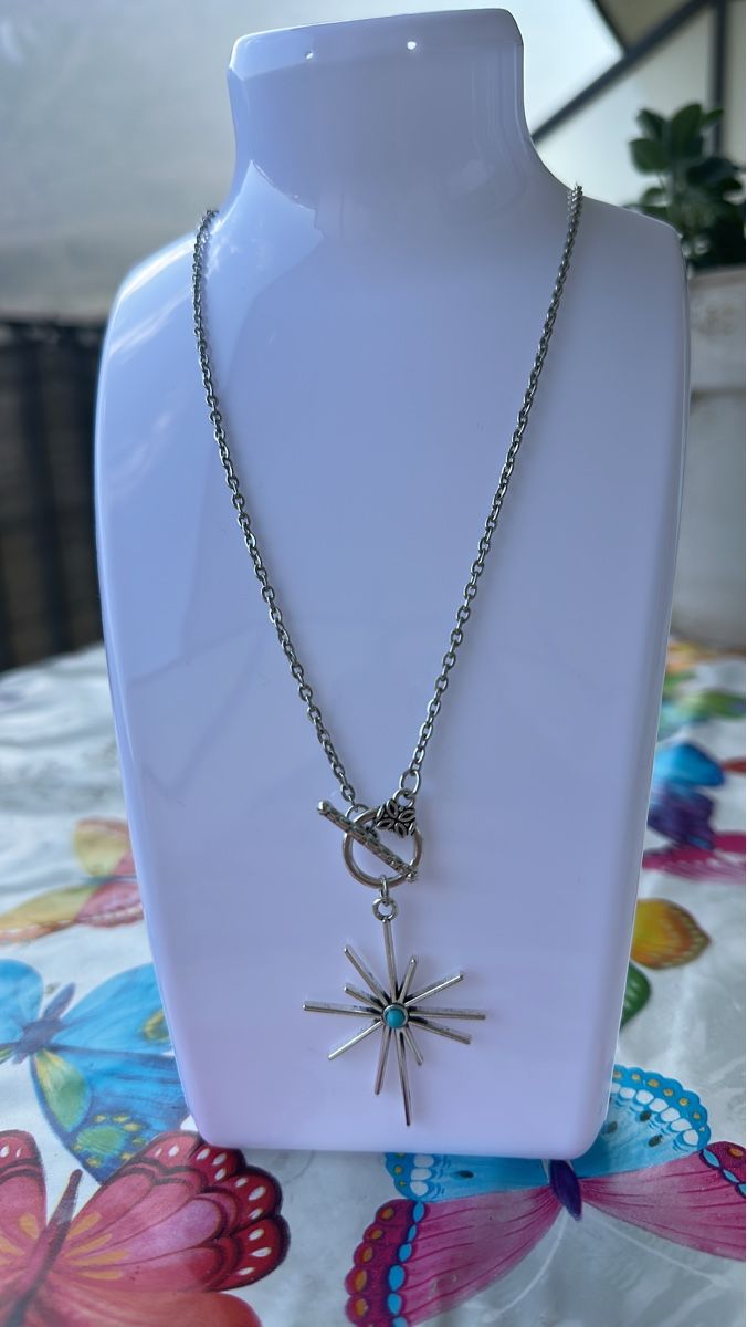 Catenine: Silver Tone Starburst Pendant Necklace, Toggle Clasp – Nuovo (secondo la descrizione) da Bouveret venduto da dou_g8q7 3