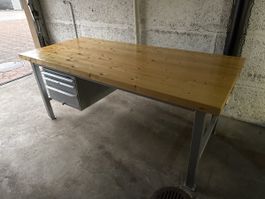 Werkbank mit Holzplatte und Metallschubladen gebraucht