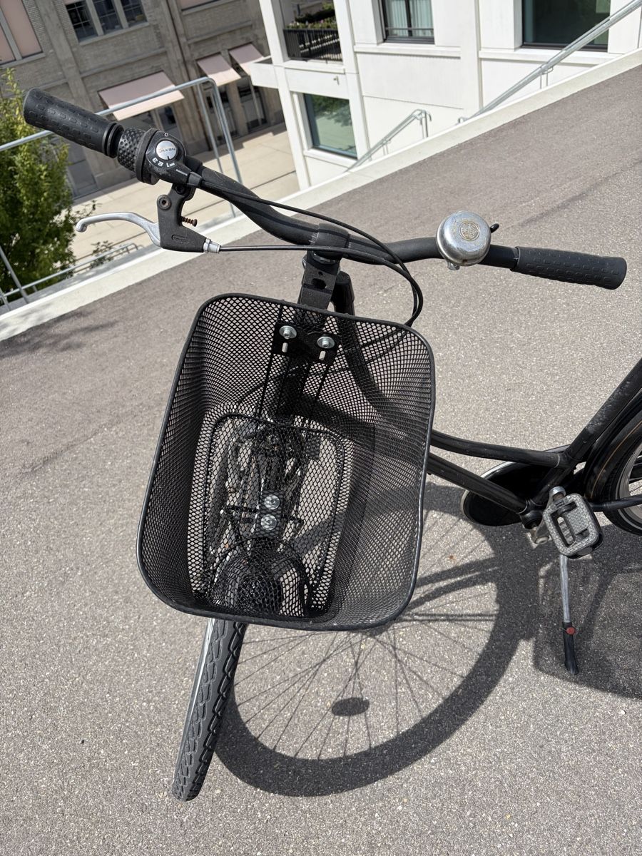 Velos: Damenvelo Schwarz mit Korb – Gebraucht aus Oberägeri von Pippi-Langstrumpf 1