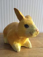 Un lapin jaune en papier maché