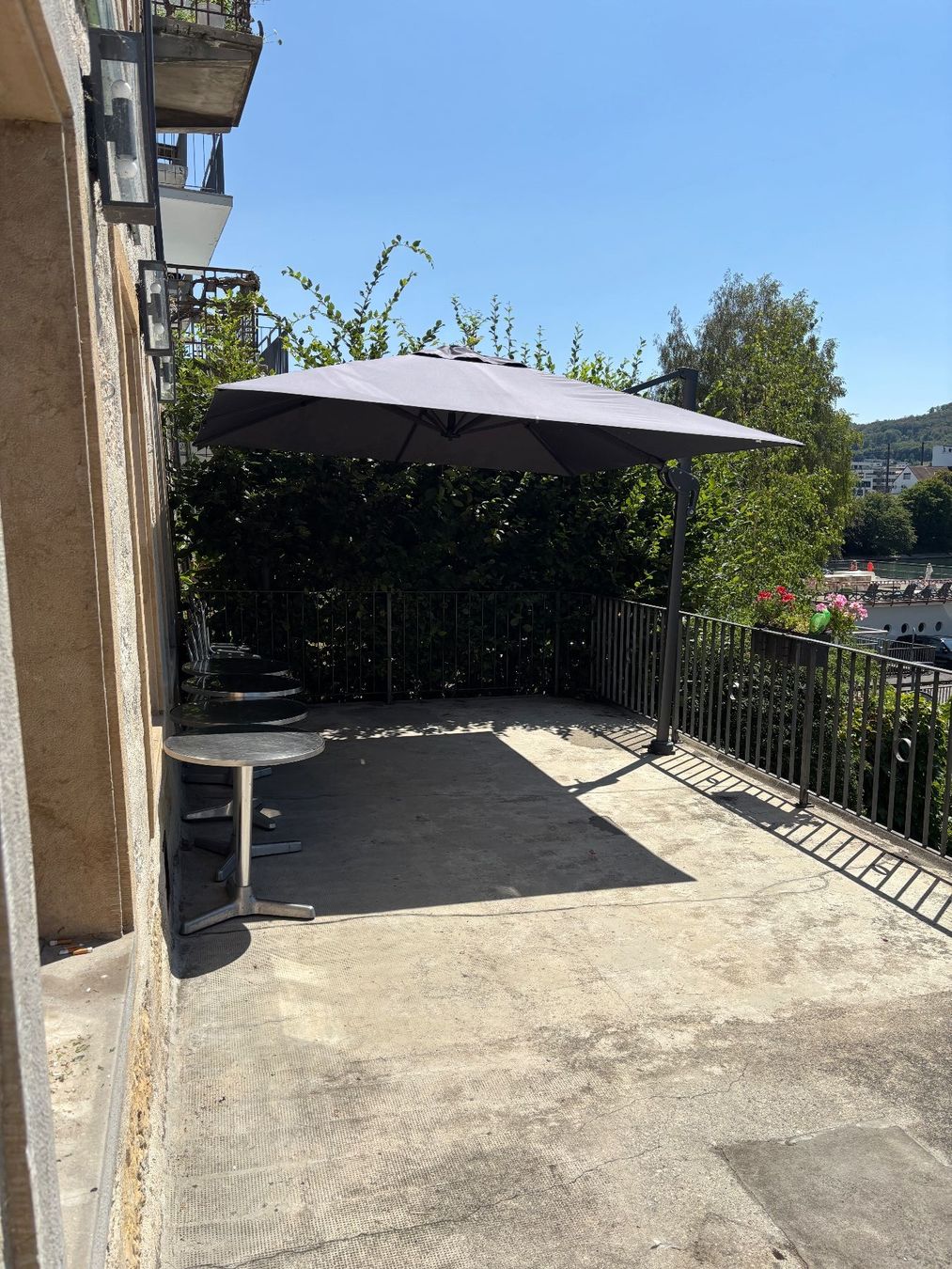 Sonnenschirme: Sonnenschirm Pendelschirm Anthrazit guter Zustand – Gebraucht aus Olten von Walkabout11