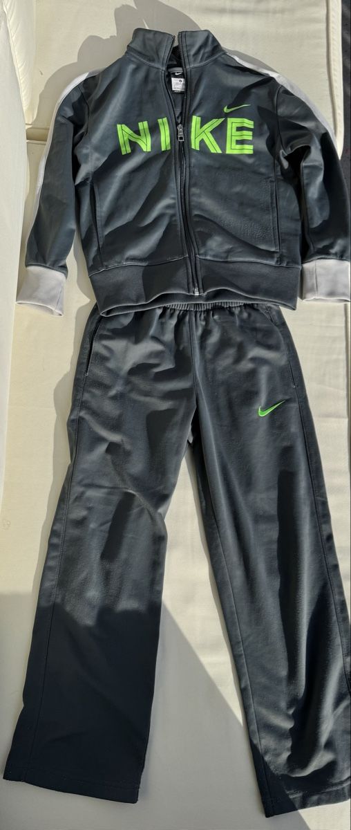 Nike Jumpsuits: Nike Tracksuit (128-140) – Gebraucht aus Bassersdorf von mmikolaj