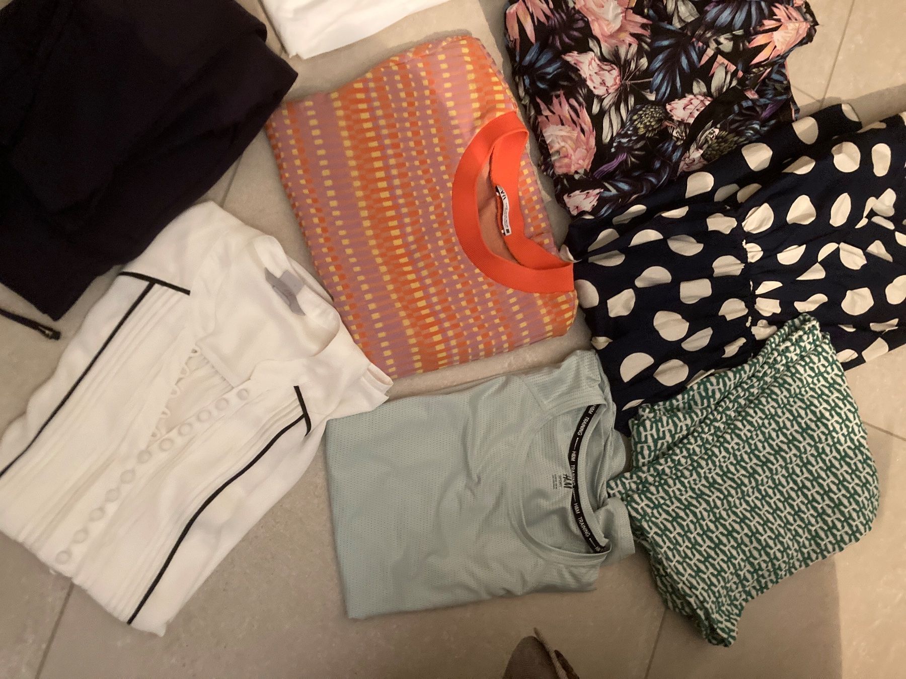 Lotti di vestiti: Damen Kleiderpaket, Nike, etc. – Usato da Baar venduto da moritz1960 2