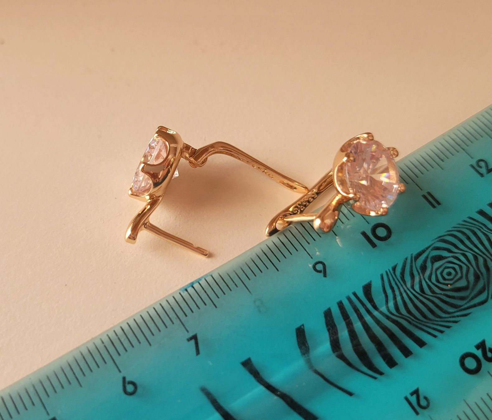 Orecchini pendenti & Orecchini a lobo: Boucles d'oreilles en plaqué or et zircons – Nuovo (secondo la descrizione) da Bernex venduto da Dariafr 1