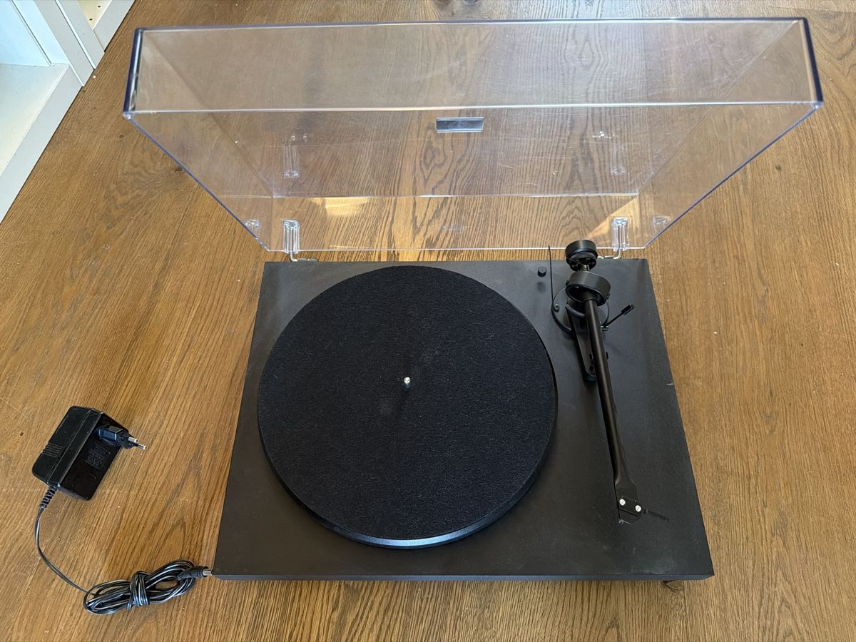 Pro-ject Giradischi: Pro-Ject Debut III USB Plattenspieler - mit Motorfehler – Difettoso da Birmensdorf ZH venduto da PolzerJ1