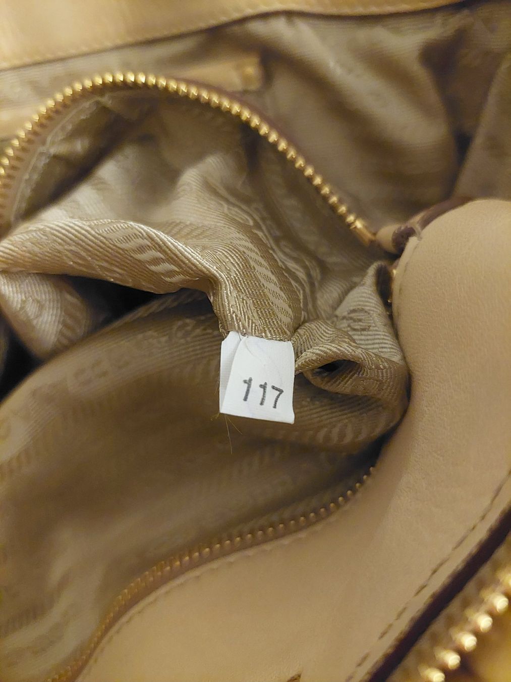 Prada Taschen: Prada Gaufre Shopper beige – Gebraucht aus Zürich von Taxista 9