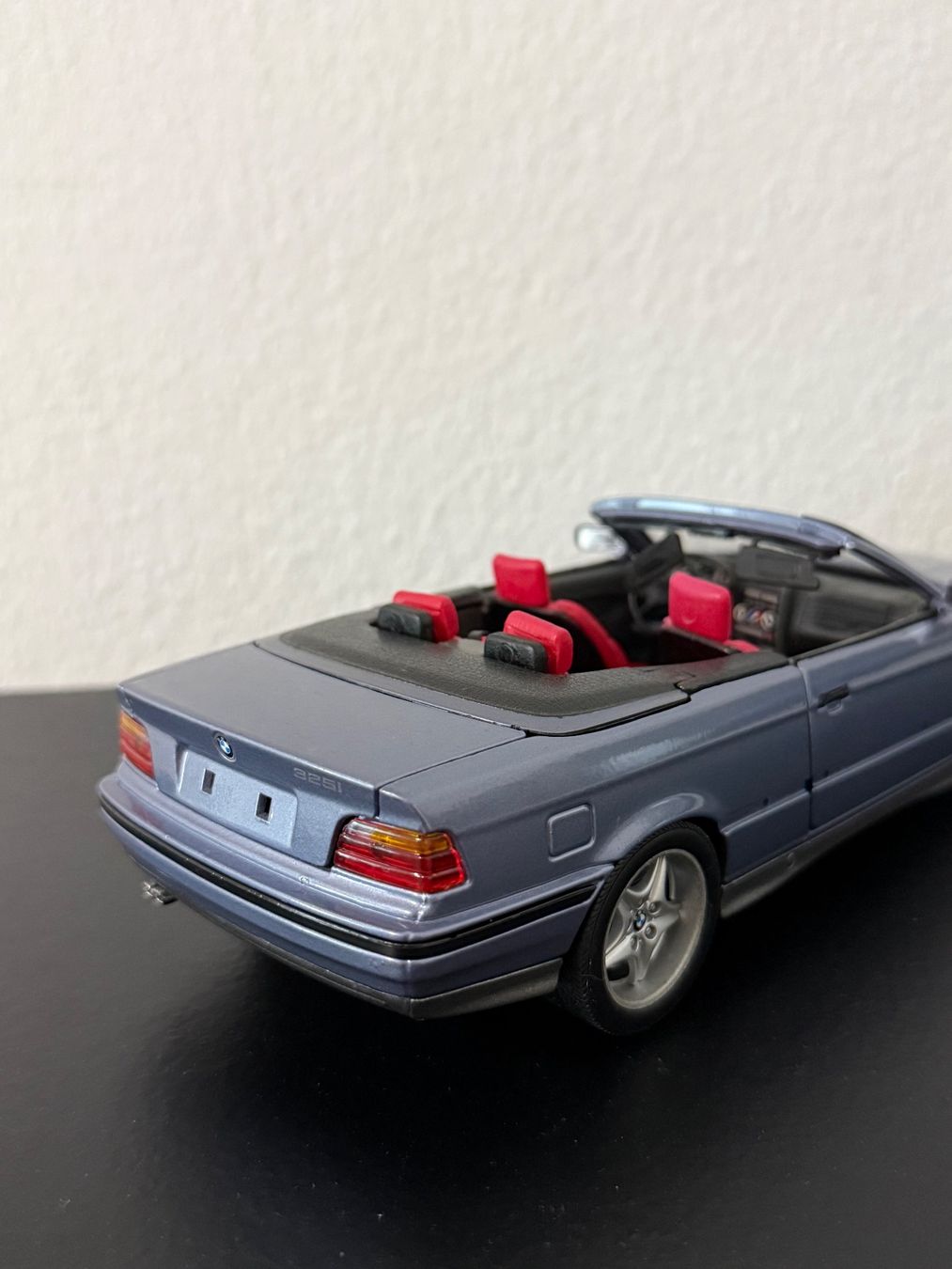 BMW Modellini d'auto: BMW 325i E36 Cabrio 1:18 Maisto – Usato da Bülach venduto da Meti2023 6
