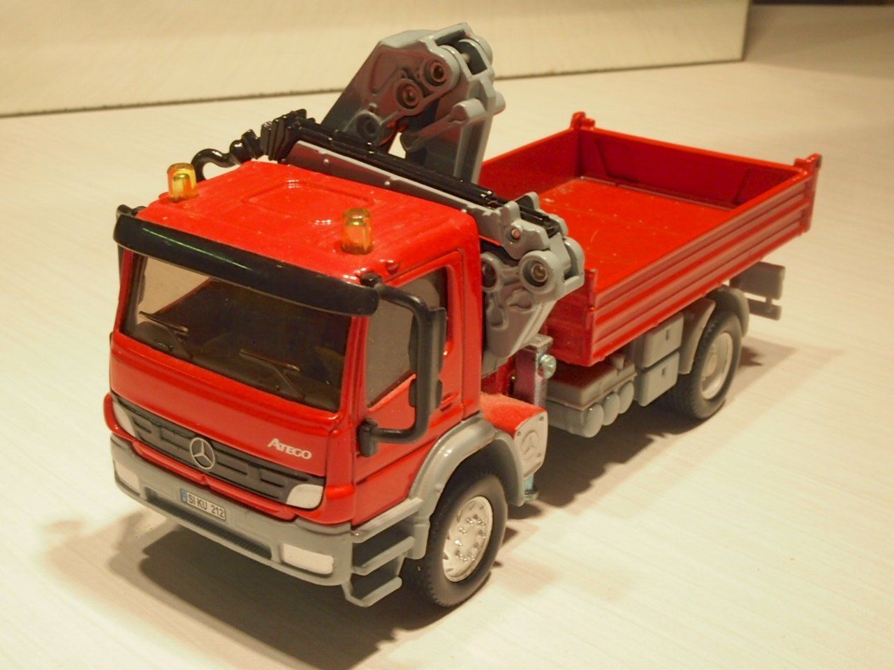 Siku Modellini d'auto: Mercedes Actros Kipplaster mit Kran - Siku – Usato da Winterthur venduto da 602ccm 1