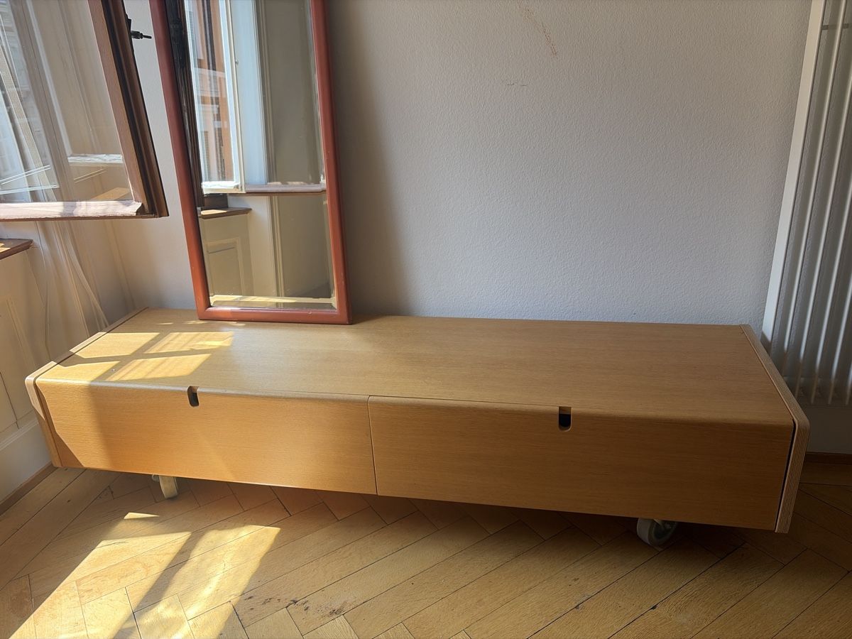 Commodes: Holz Sideboard mit Rollen, 2 Tueren, 140cm lang – D'occasion à Basel par cei_5scv 1