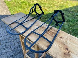 2 schöne alte Sattelhalter aus England