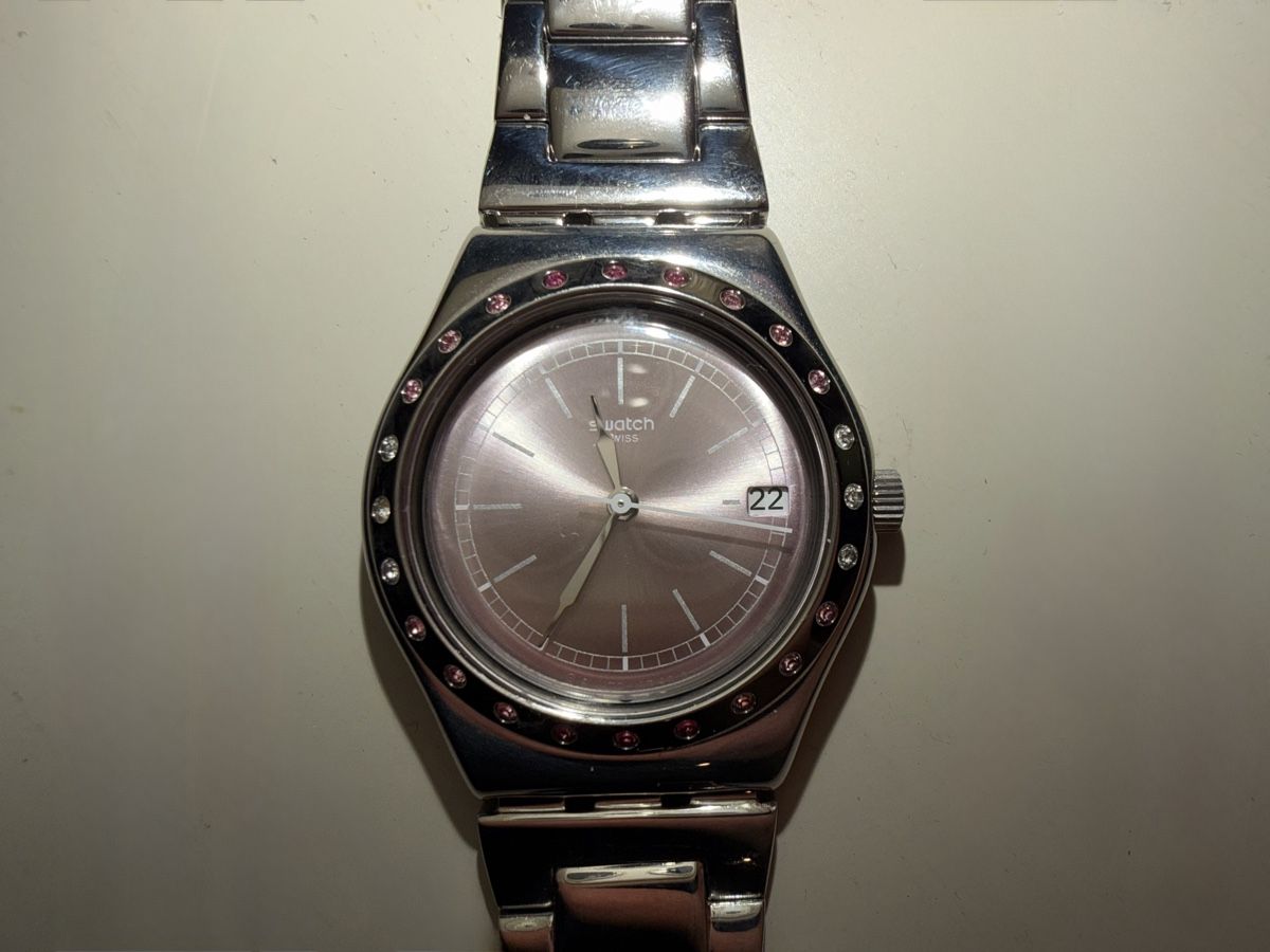Swatch Orologi: SWATCH Uhr / Silber mit pinkfarbenen Steinen – Usato da Zürich venduto da 2ndhandzurich 1