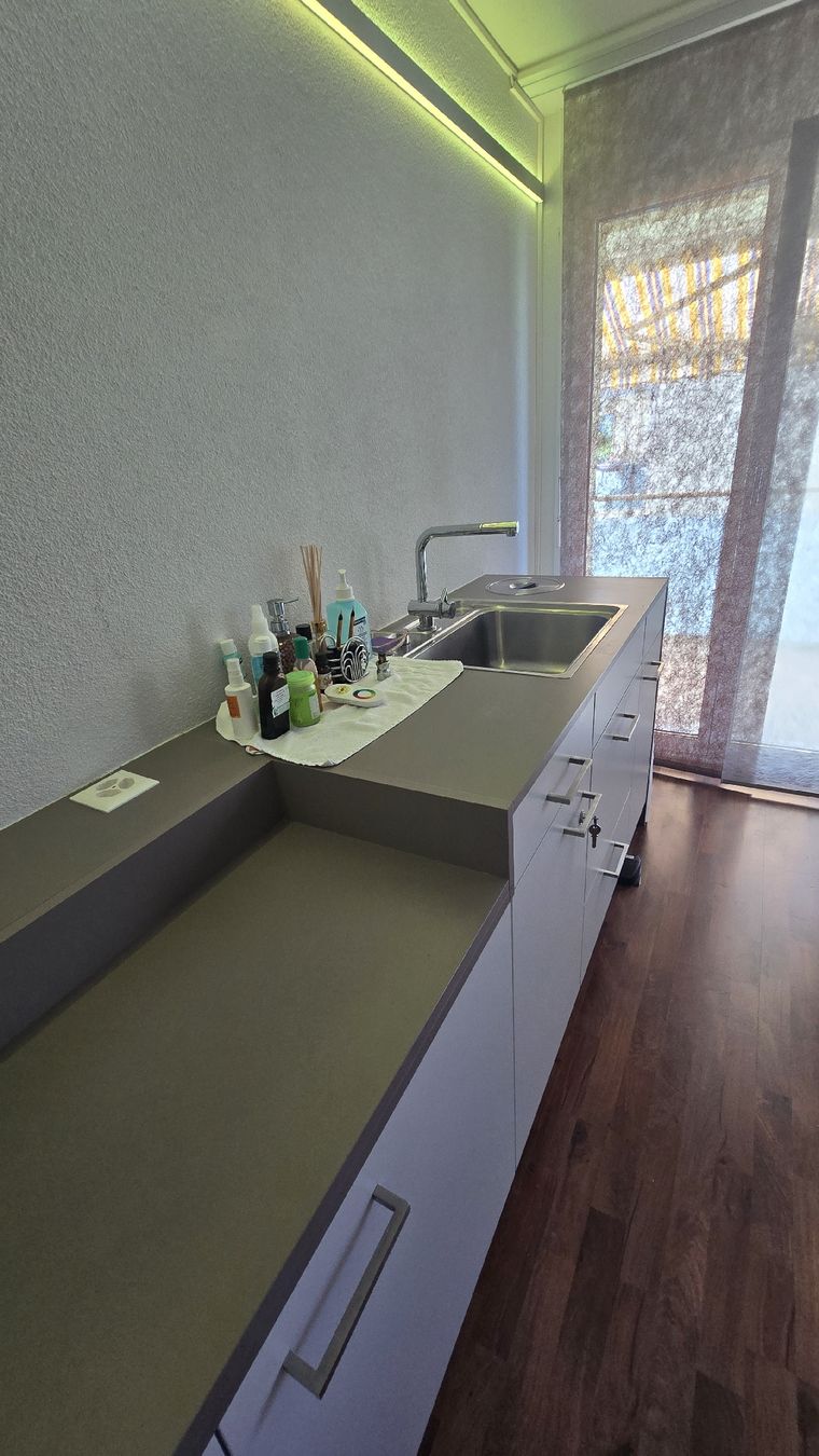 Allestimento di negozi e stand fieristici: Siteboard, Einbaumöbel mit Waschbecken – Usato da Uznach venduto da lindahu 5