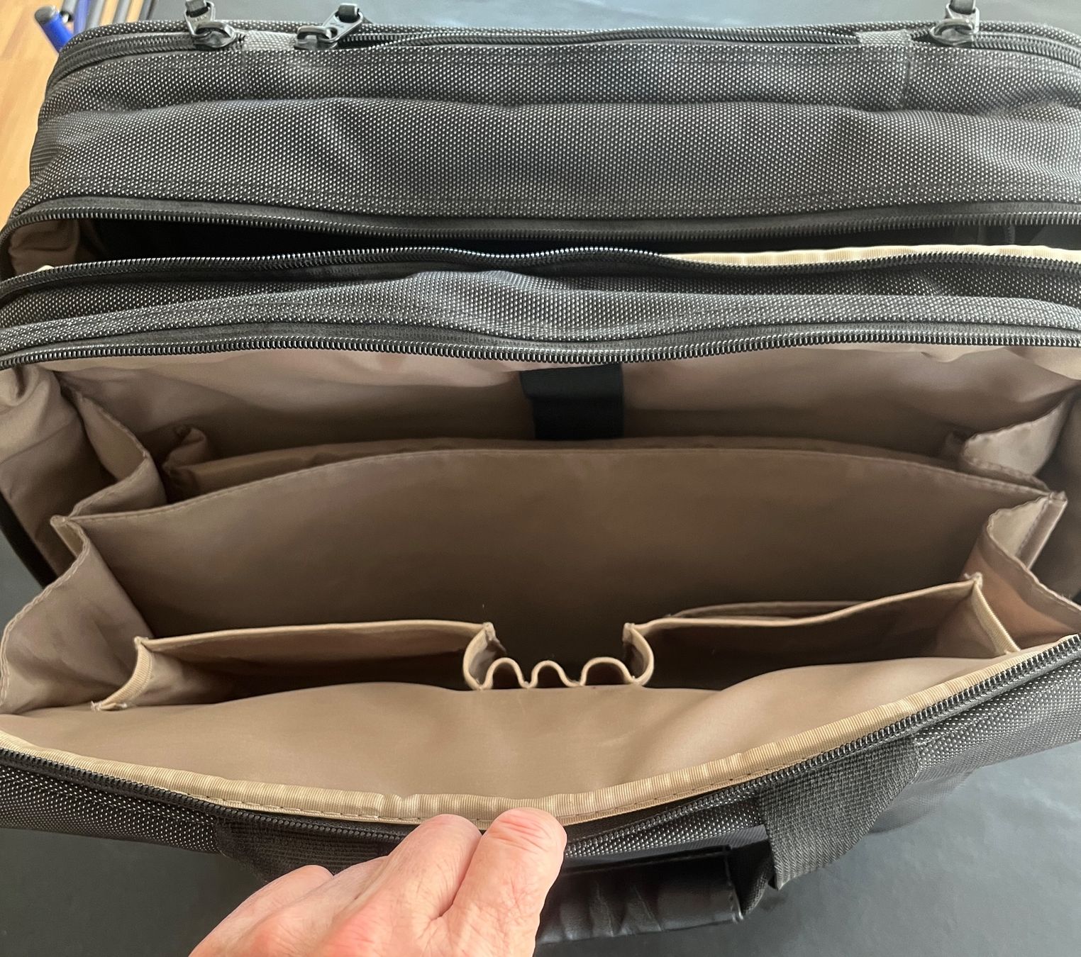 Altro in Aeronautica: Businesstrolley – Usato da Zürich venduto da Finestrat 4