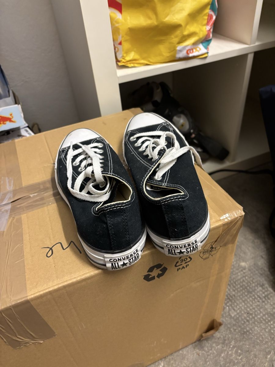 Scarpe da uomo: Converse schwarz kurz – Usato da Basel venduto da a.tamara9 1