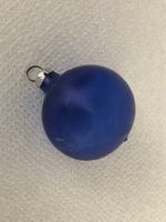 Hübsche, kleine Weihnachtskugel aus mattem, blauem Glas