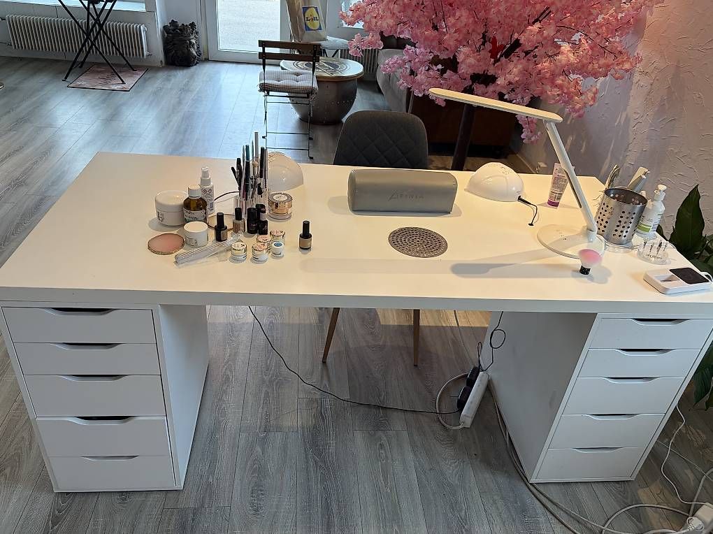 Tables: Professioneller Nageltisch mit integriertem Absauger – D'occasion à Watt par kec_2lym 1