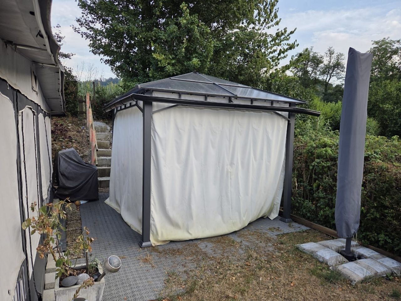 Tentes & Pavillons: Pavillon 3x3m mit Dach und Vorhängen – D'occasion à Windlach par lanuj 1