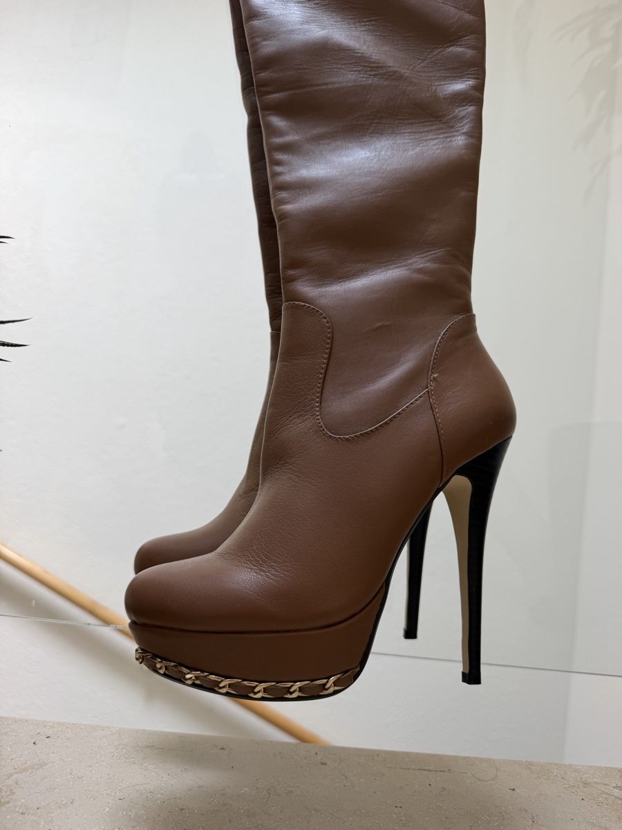 Chaussures femmes: Stiefel Leder braun Grösse 37 mit Kette – Neuf (Voir description) à Oberentfelden par Aidan1981 1