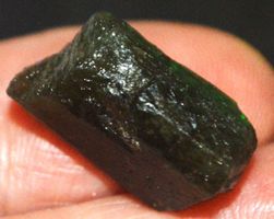 Mineralien L-9025 – Grüner Turmalin roh 25 Karat 1 Stück