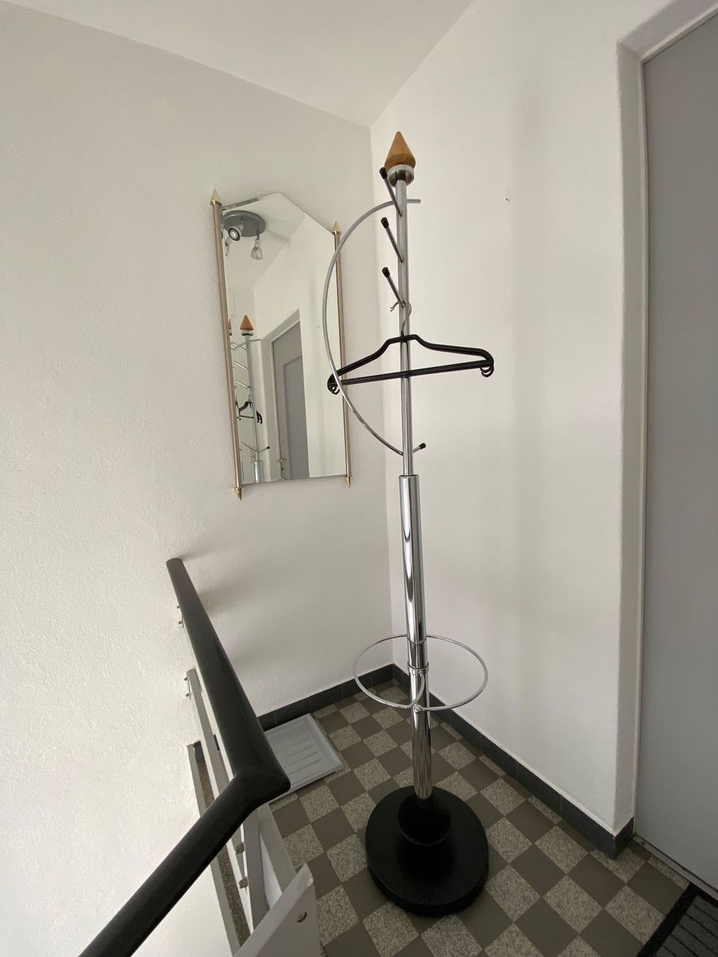 Altro in Decorazioni & Accessori: Kleiderständer mit Spiegel – Usato da Uttigen venduto da dor_2jnw