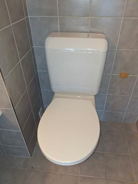 WC: WC mit aufgesetztem Spühlkasten – Usato da Rümlang venduto da Lai88