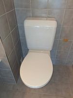 WC mit aufgesetztem Spühlkasten