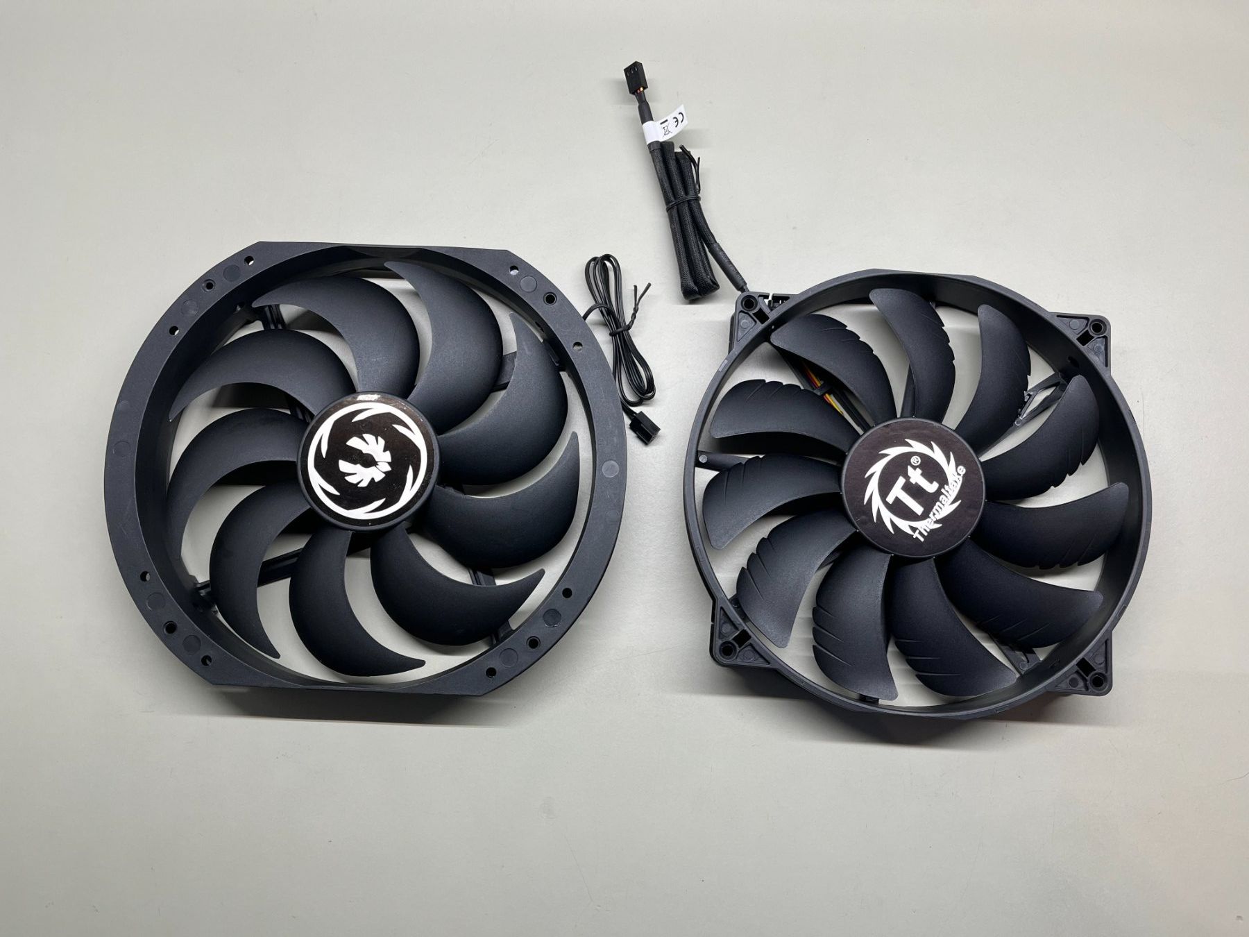 Thermaltake Ventilatori: PC Lüfter Gross 22cm 2 Stück – Nuovo (secondo la descrizione) da Jenaz venduto da Speedy350