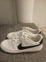 NIKE Court Royale