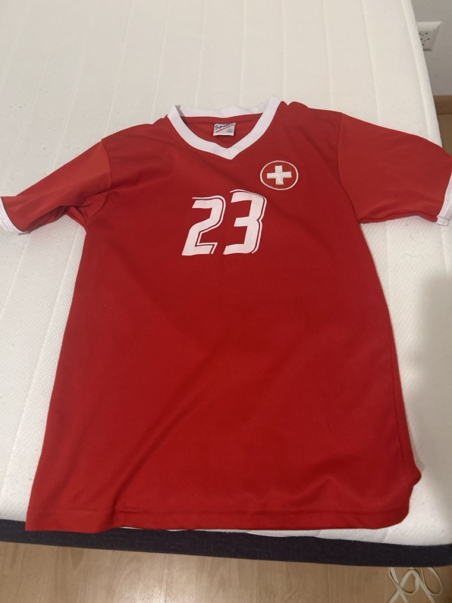 Schweizer Nati Scarpe, pantaloni & magliette da ginnastica: Shaqiri Schweiz Trikot – Usato da Reinach BL venduto da Trikotkaufer 1