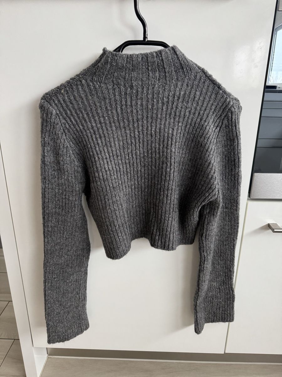 Stradivarius Maglioni & Felpe: Grauer Strickpullover, Grösse S, Crop – Usato da Adligenswil venduto da lor_2zfw