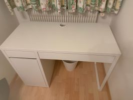 Schreibtisch Weiss mit Schubladen, nie gebraucht. 