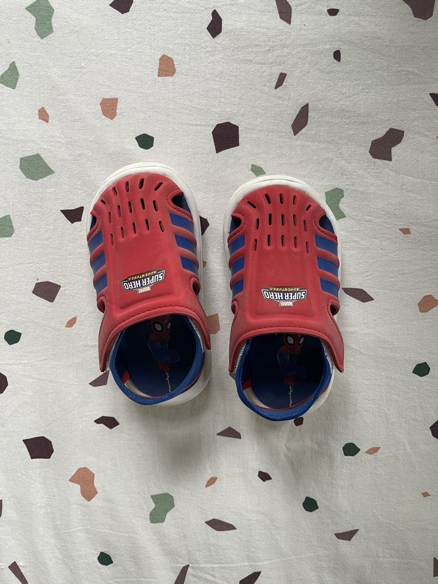 Adidas Scarpe per ragazzi: Adidas Marvel Spider-Man Sandalen, Grösse 23 – Usato da Hirzel venduto da carta9