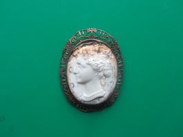 Anzike Kamee-Broche,19 Jhdt.