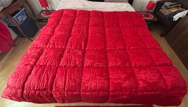 Couverture matelassée rouge satin damassé, 190 x 200 cm