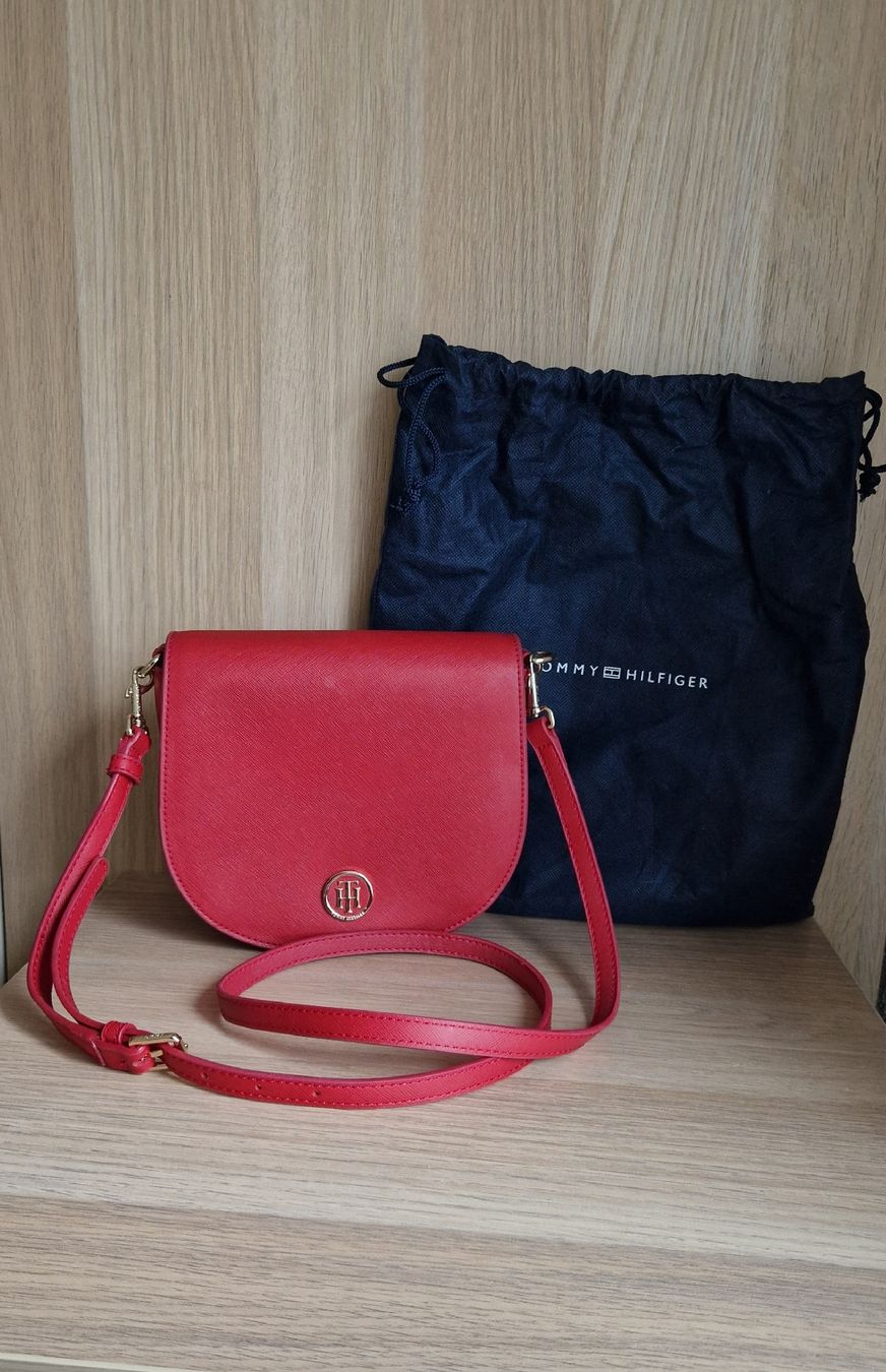 Tommy Hilfiger Taschen für Damen: Tommy Hilfiger Umhängetasche Rot – Gebraucht aus Winterthur von kate_24