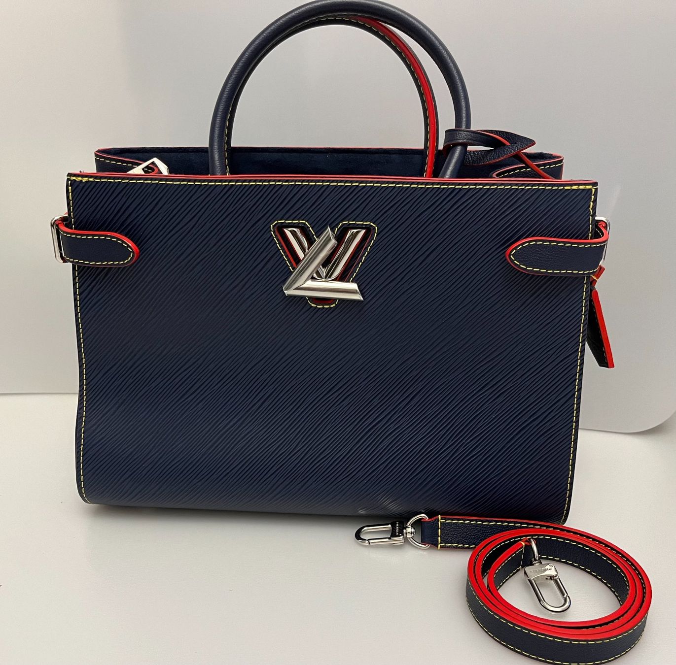 Louis Vuitton Sacs femmes: LOUIS VUITTON Twist – Neuf (Voir description) à Spreitenbach par spreite 2