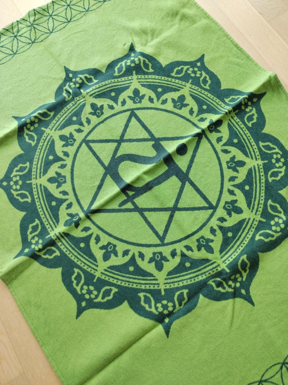 Decken: Yoga Decke Herz Chakra Grün – Gebraucht aus Buchrain von QueenyHE51