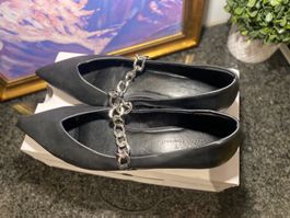 Black shoes with metal chain