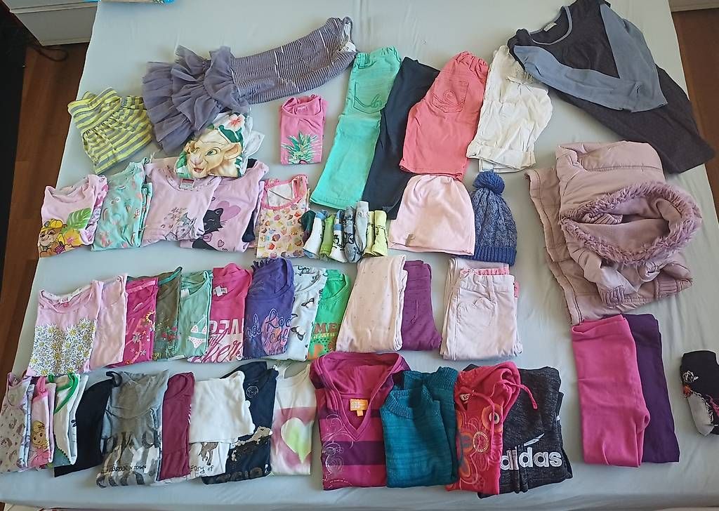Lotti & Set di vestiti: Riesiges Mädchen Kleiderset Gr.128, ca. 53 Teile. – Usato da Fehraltorf venduto da Sato01