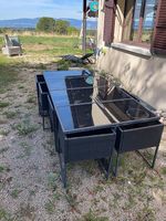 Table de jardin en verre noir