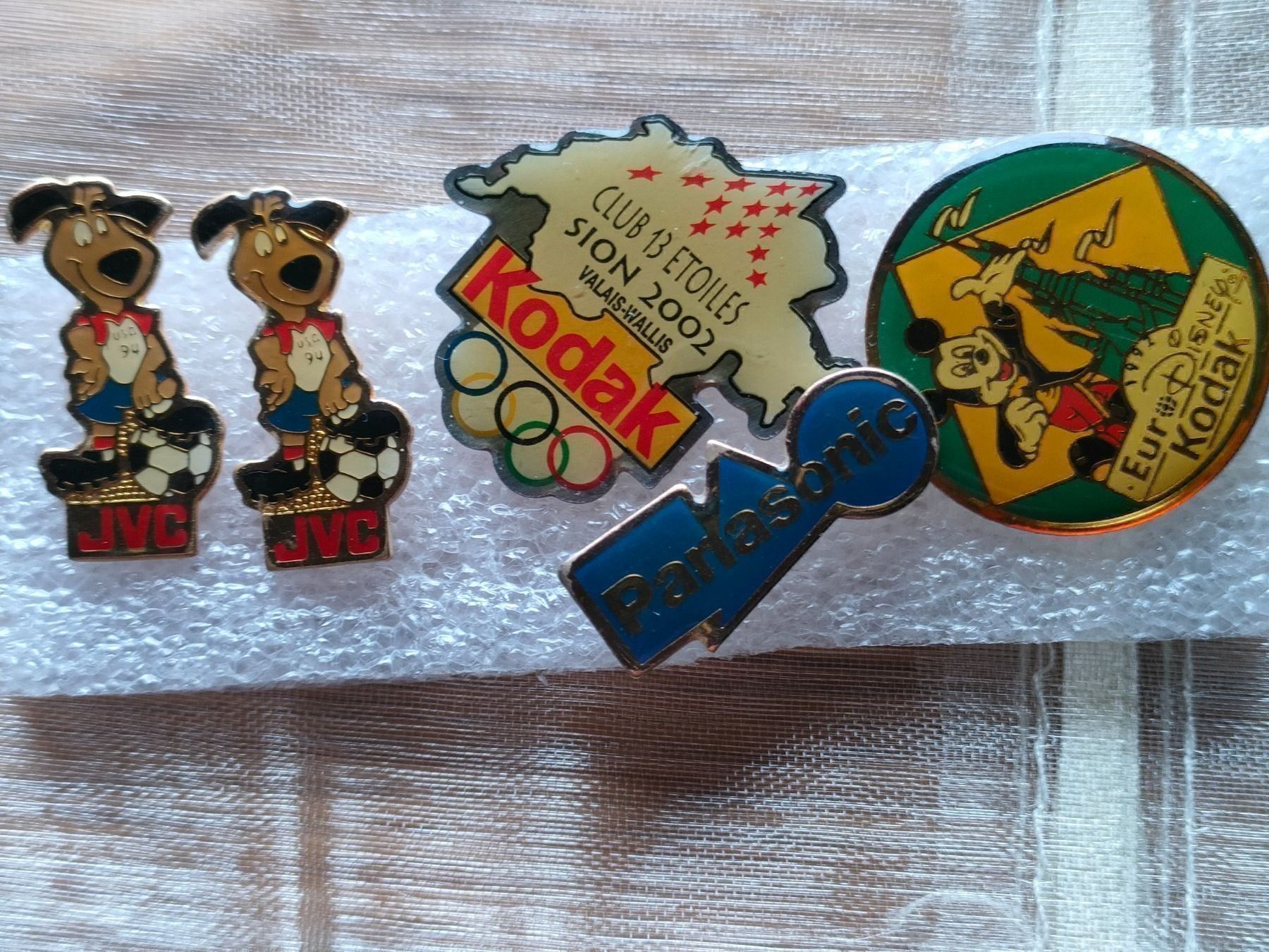 Kodak Placchette & Badge: Pins Kodak/ IVC/Panasonic – Usato da Brugg AG venduto da Mashaba