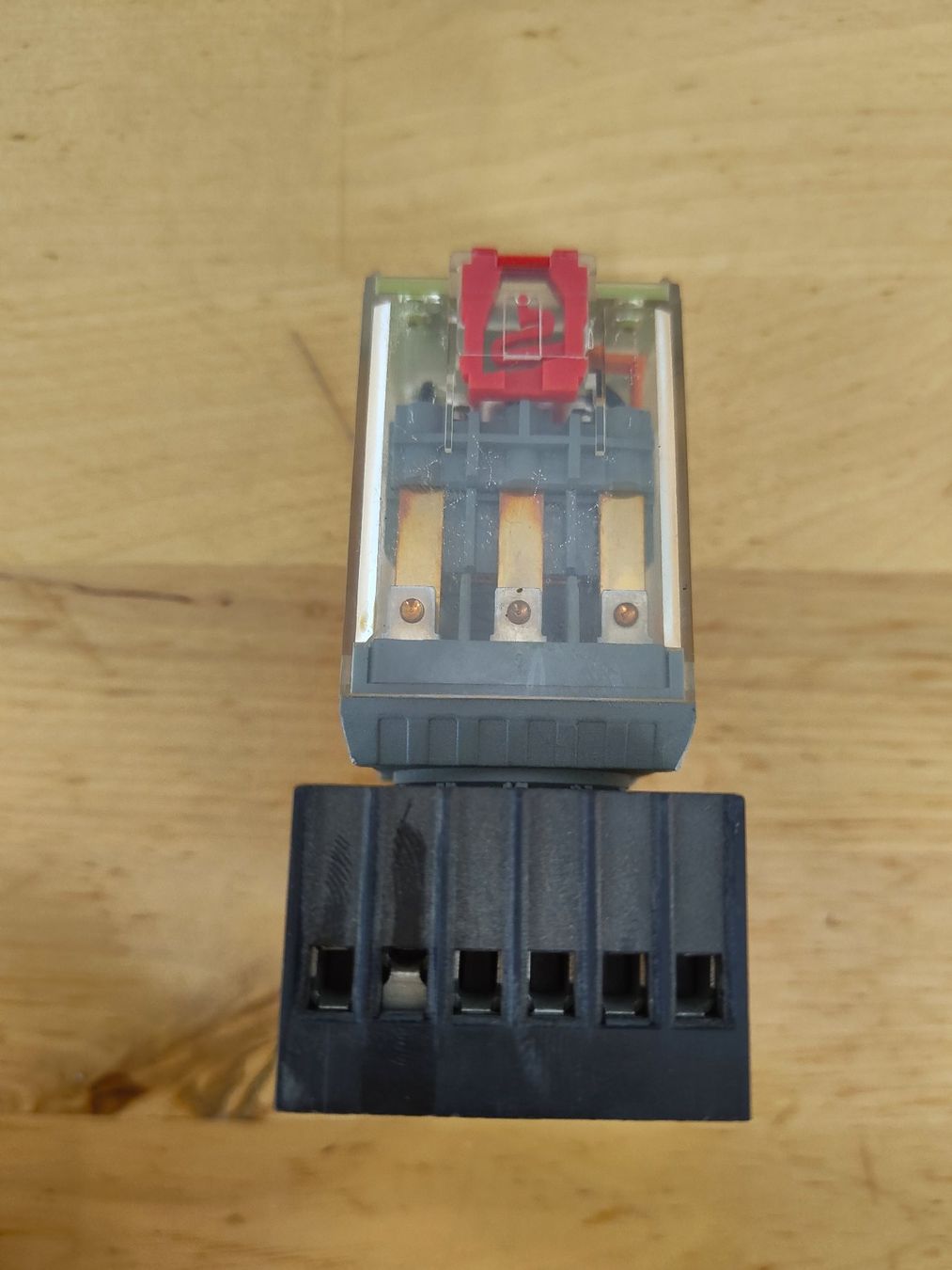 Componenti elettronici: COMAT Relais C3-A30 mit Sockel 3 Wechsler Kontakte – Usato da Emmenbrücke venduto da BlSi 4