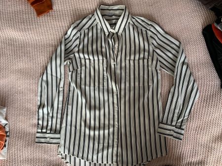 Chemise blanche à rayures noires
