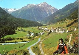 LAVIN (Unterengadin) - Frau in Tracht - Bahn-Linie