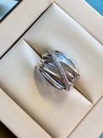 Imposante bague or blanc large entrelacée pavée  T56