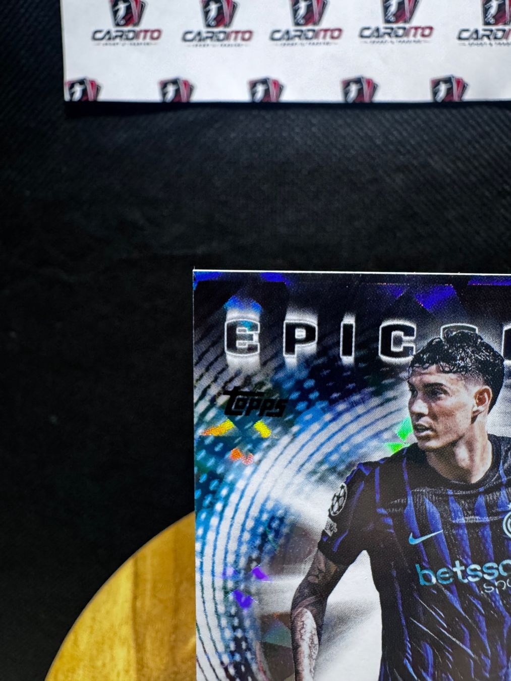 Topps Sammelbilder & Trading cards: 2025-26 Topps Flagship UCC Alessandro Bastoni "Epicenter" – Gebraucht aus Reconvilier von Cardito 2