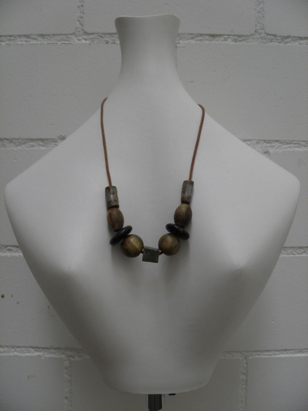 Catenine: Holz-Keramik-Collier an Lederband – Usato da Rüti ZH venduto da corvus-corvus 1