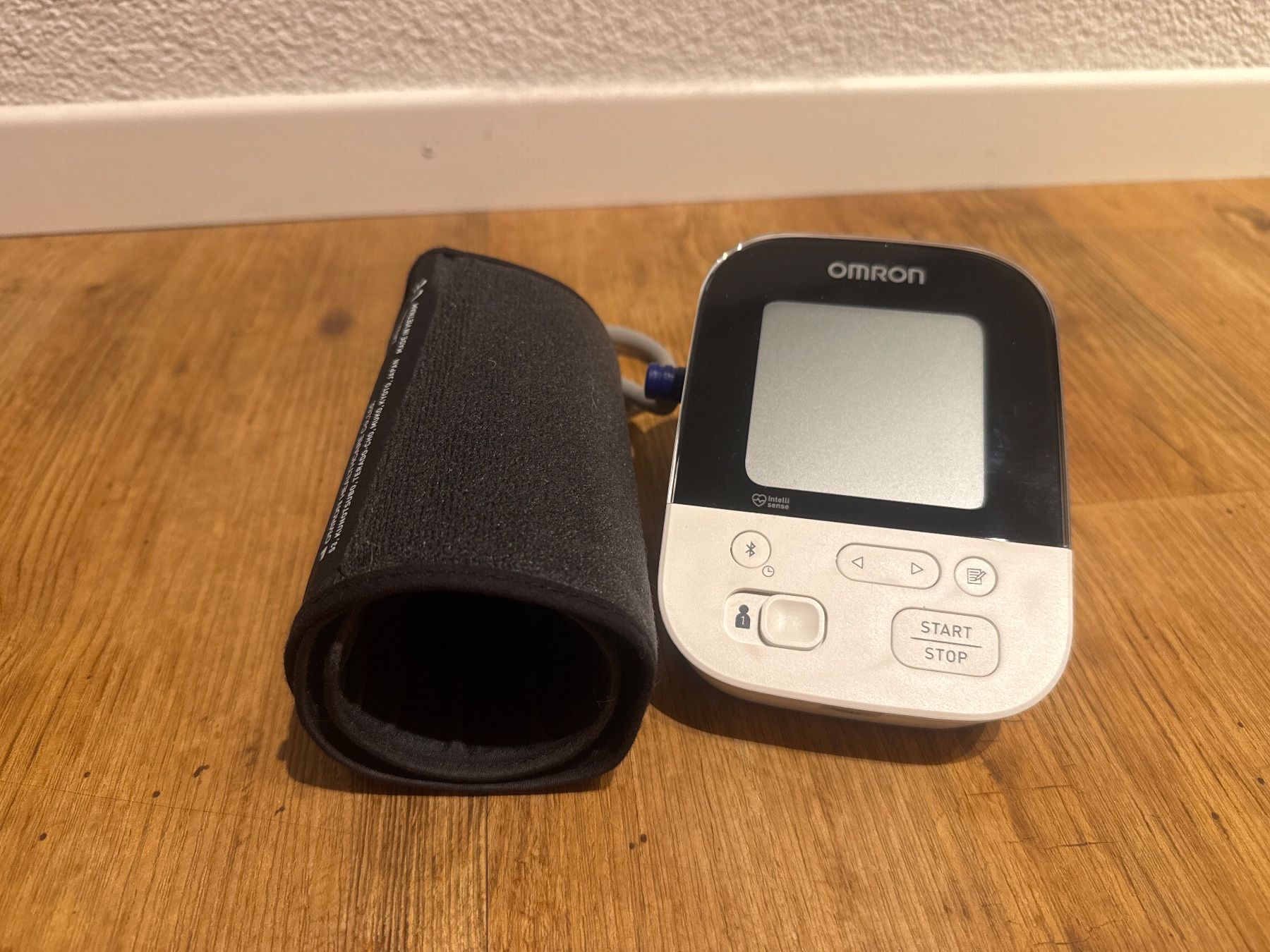 Omron Attrezzature mediche: Omron M4 Intelli IT Blutdruckmessgerät – Nuovo (secondo la descrizione) da Arosa venduto da Niiik217 1