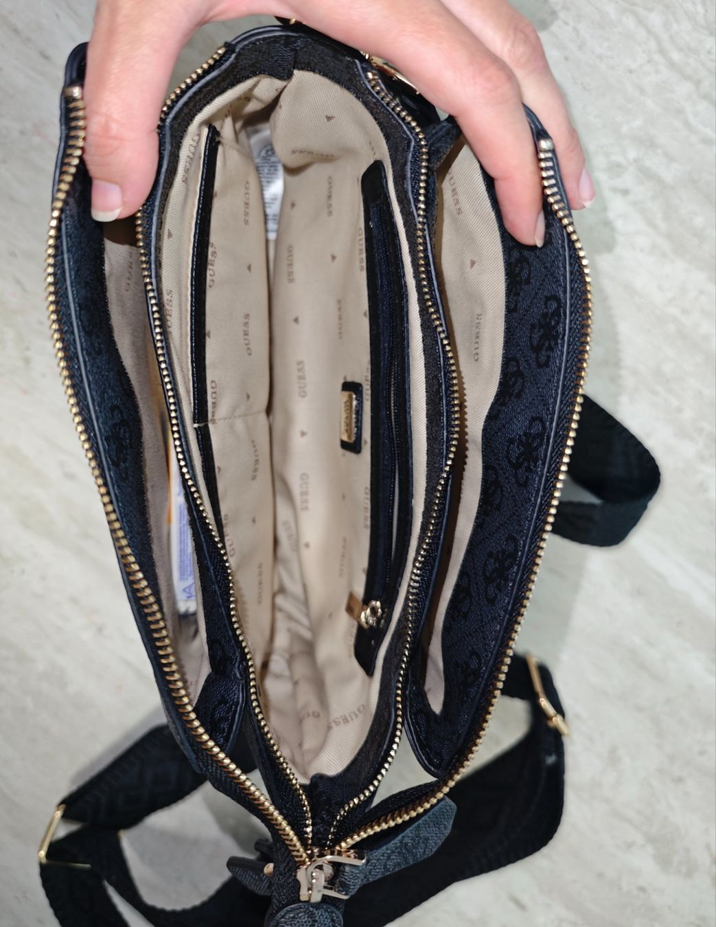 Borse da donna: Guess Umhängetasche – Usato da Urdorf venduto da kka_7q9c 1
