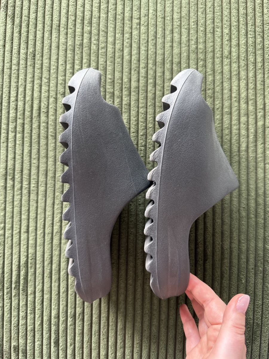 Adidas Herrenschuhe: yeezy slide (38) – Gebraucht aus Freidorf TG von driftingforthrifting 2